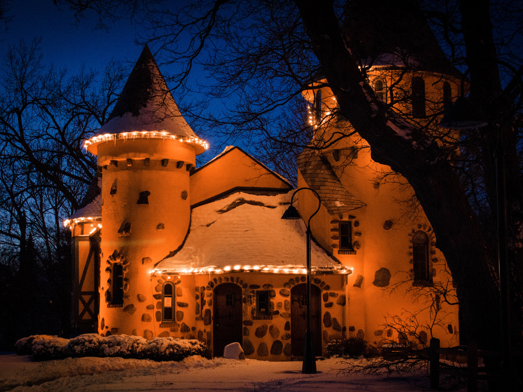 Музей Curwood Castle вечером, Мичиган. США