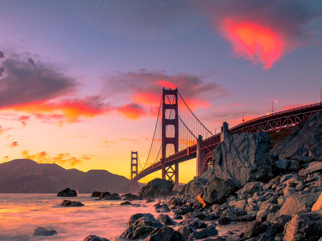 Мост Золотые Ворота на фоне красивого неба в Сан-Франциско, Калифорния. США