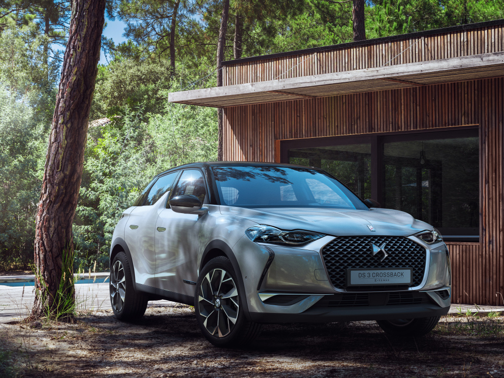 Серебристый внедорожник DS 3 Crossback E-Tense 2019 года 