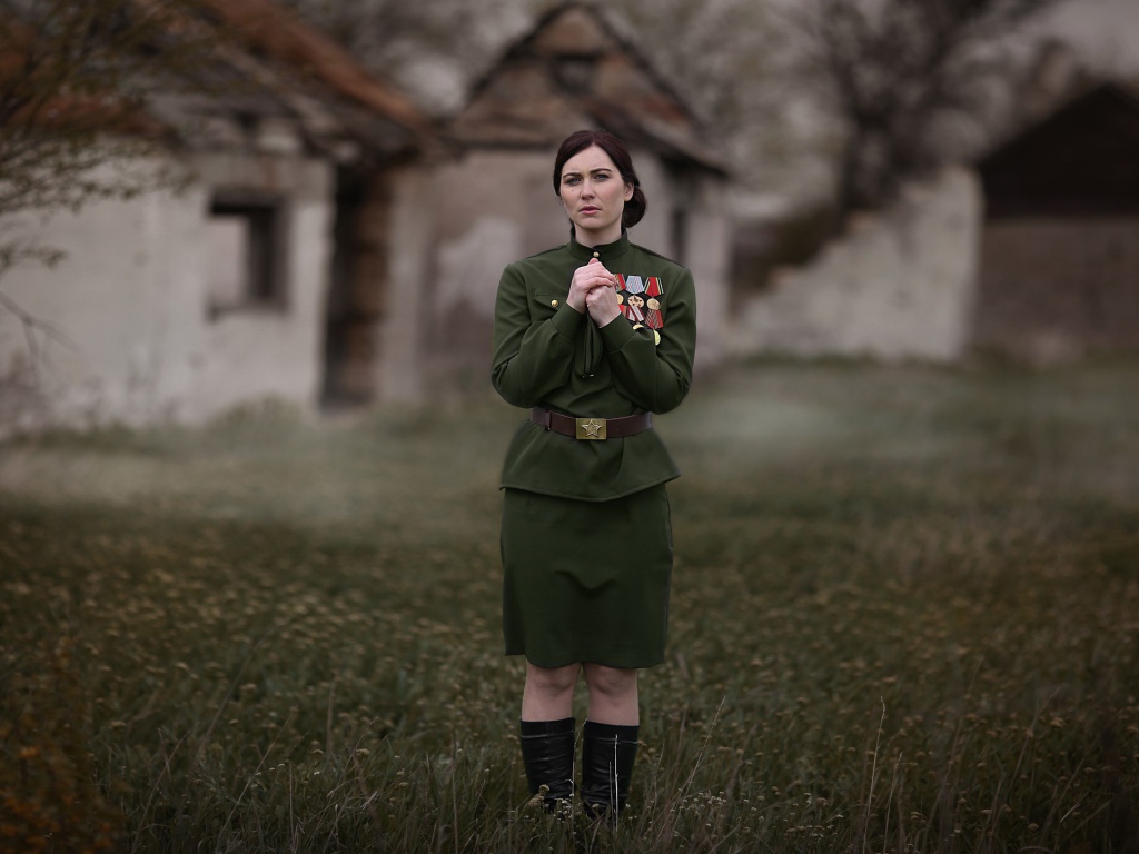 Девушка в гимнастерке с боевыми наградами на 9 мая, ретро