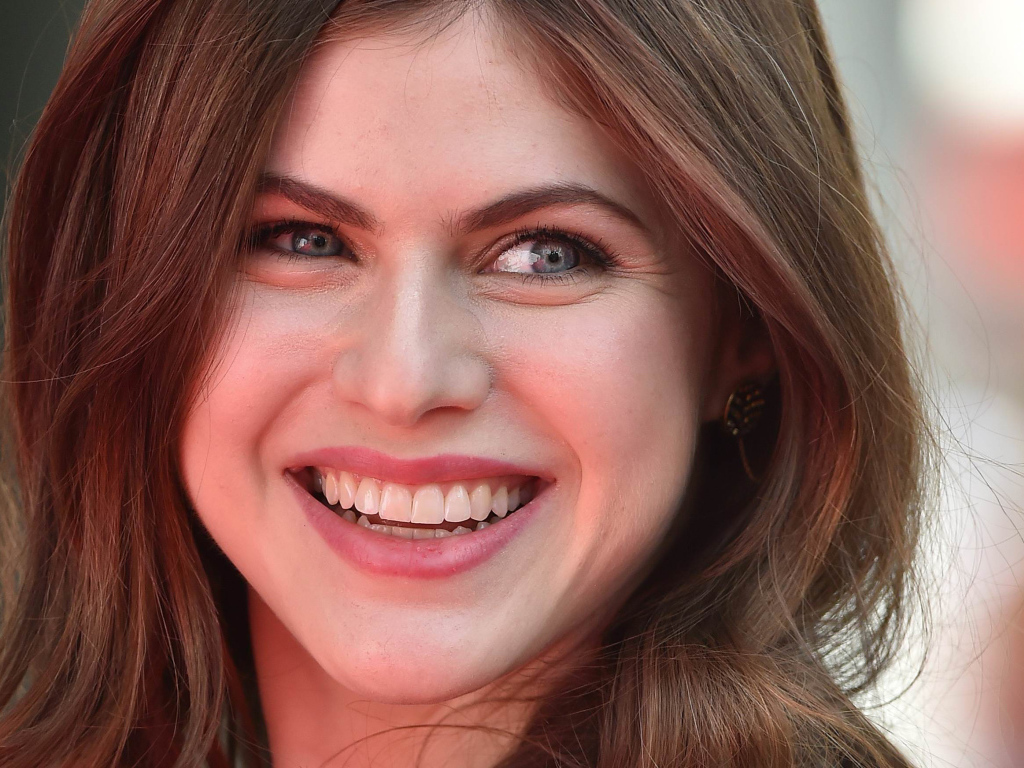 Милая улыбка актрисы Александра Даддарио