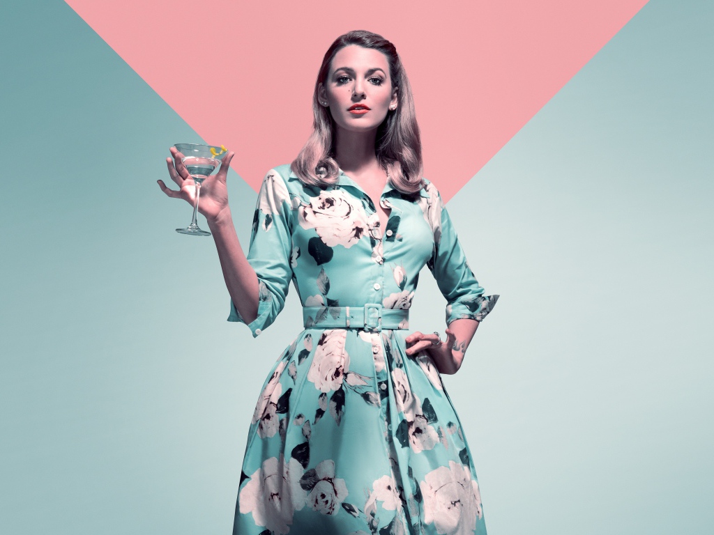 Актриса Блейк Лайвли в красивом платье с бокалом