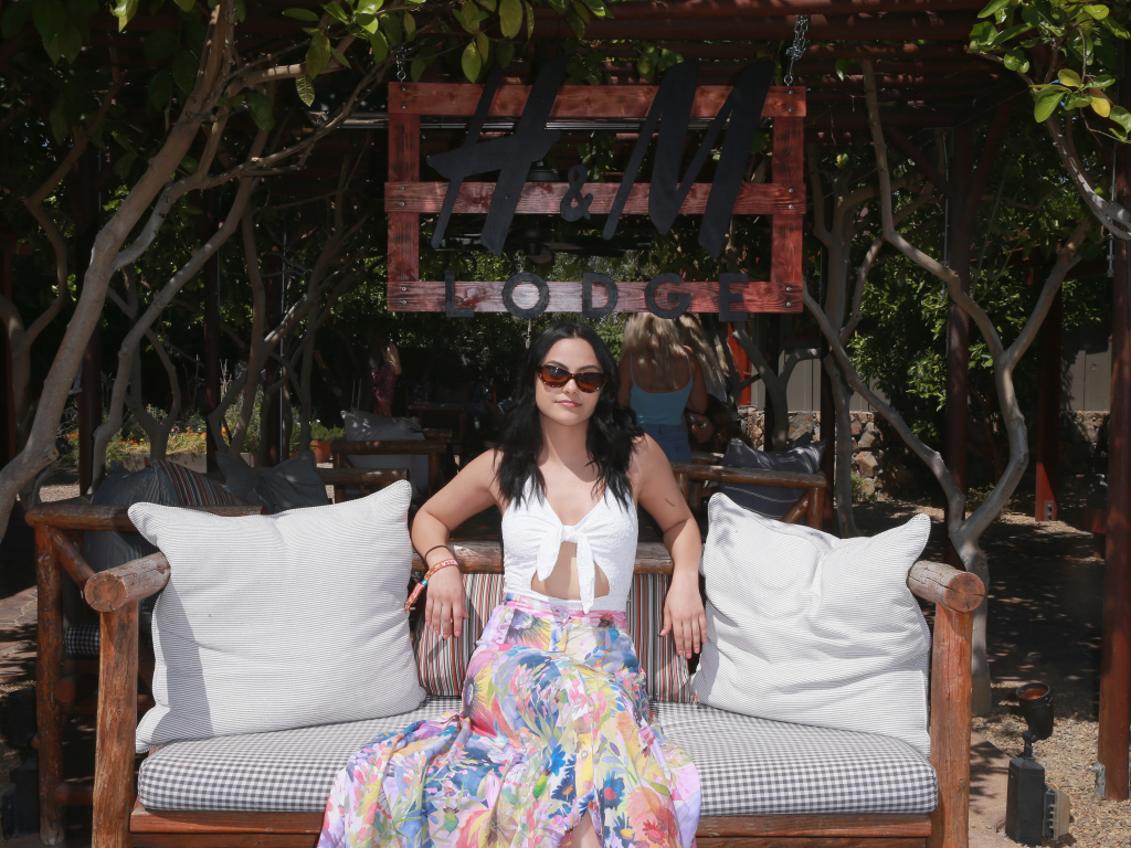 Актриса Камила Мендес сидит на диване в подушками