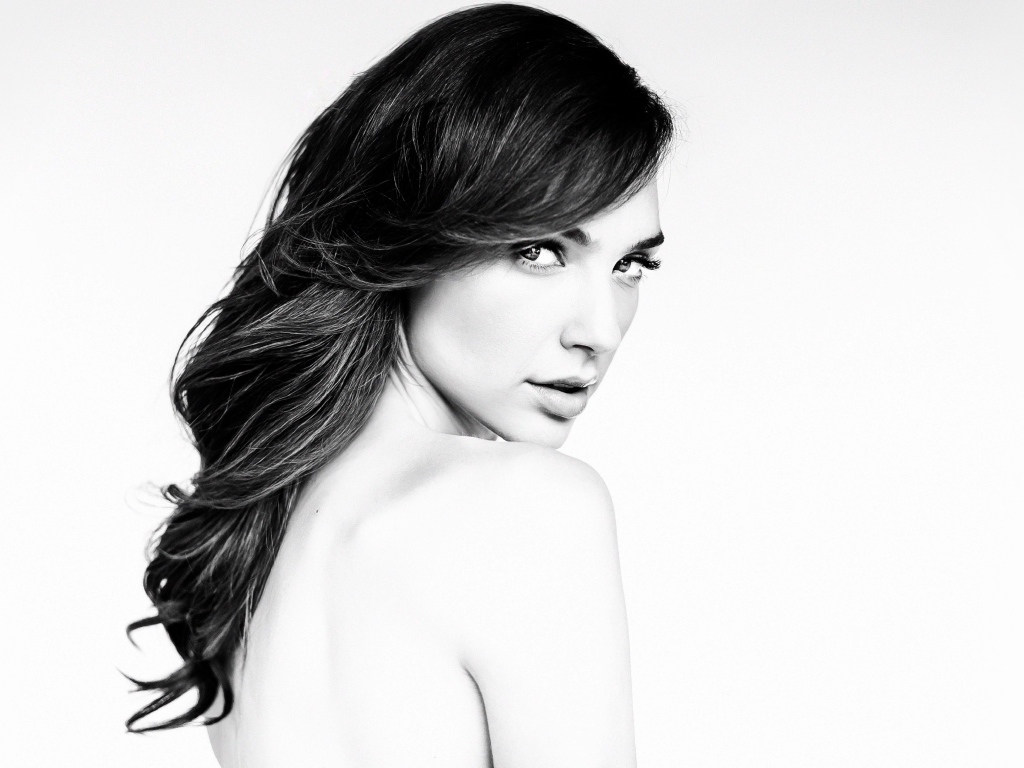 Актриса Галь Гадот черно белое фото