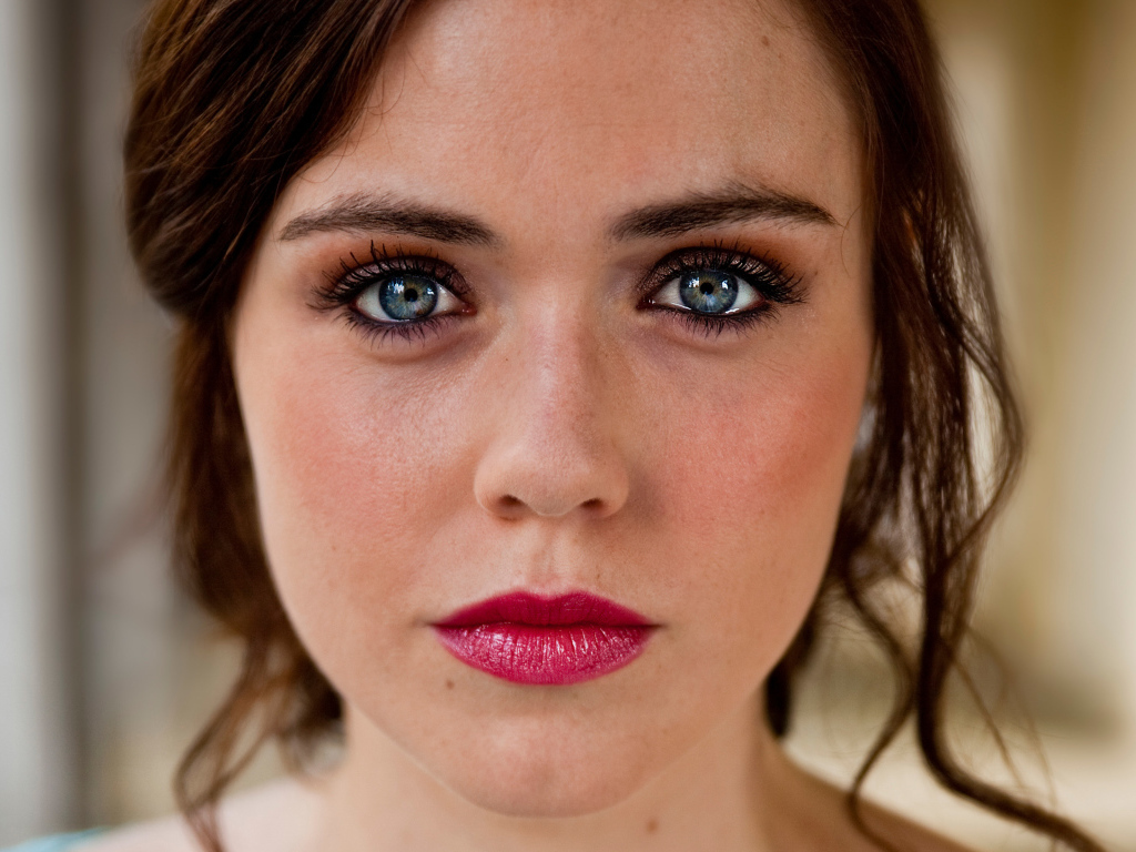 Актриса Дженни Жак с ярким макияжем 