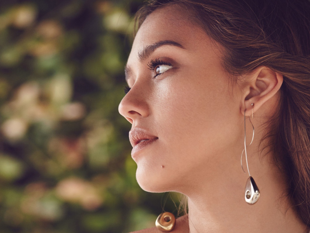 Актриса Джессика Альба с красивыми серьгами