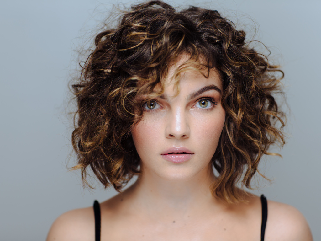 Актриса Камрен Бикондова на сером фоне