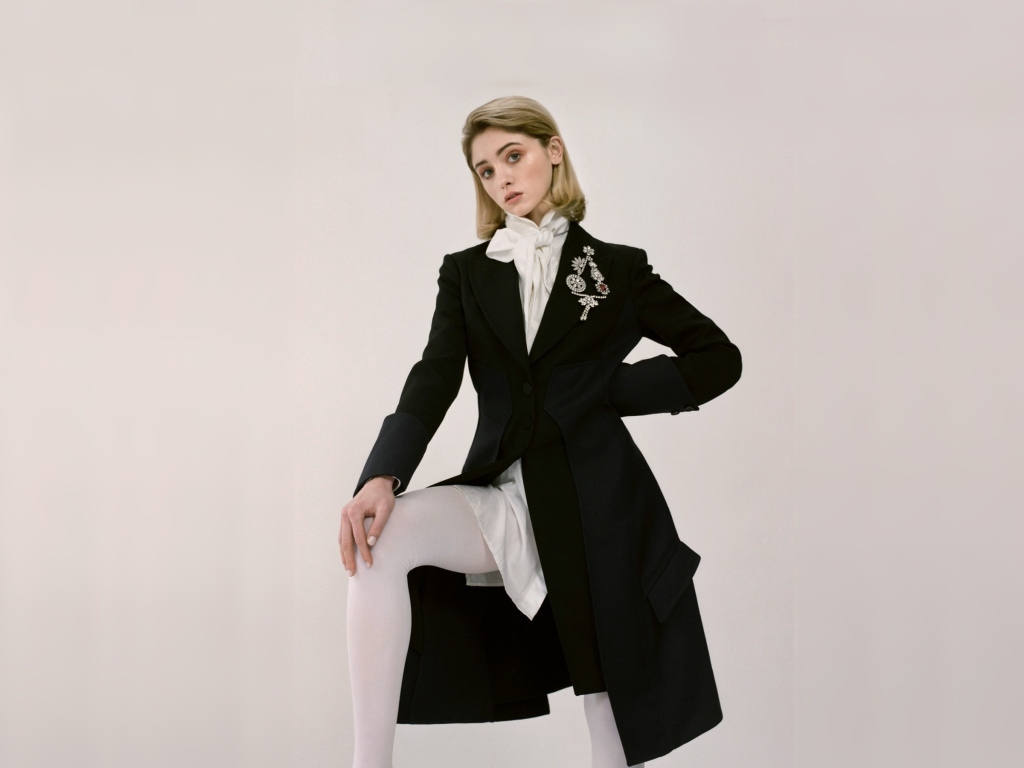 Актриса Наталия Дайер в черном пальто 