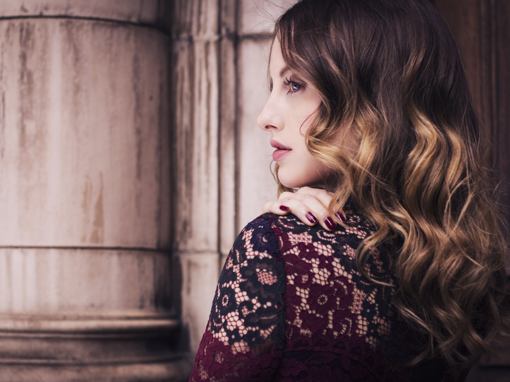 Актриса Рози Фортескью боком