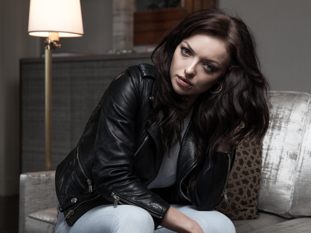 Американская актриса Франческа Фишер-Иствуд в черной кожаной куртке