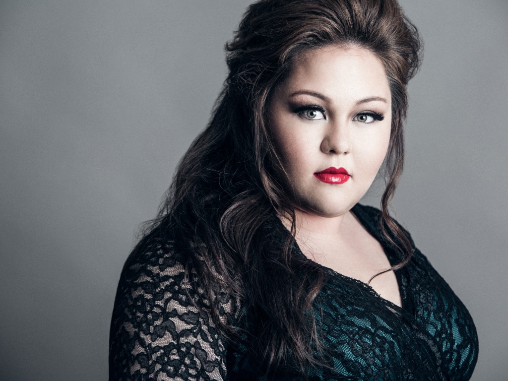 Американская актриса Джолин Парди фото на сером фоне