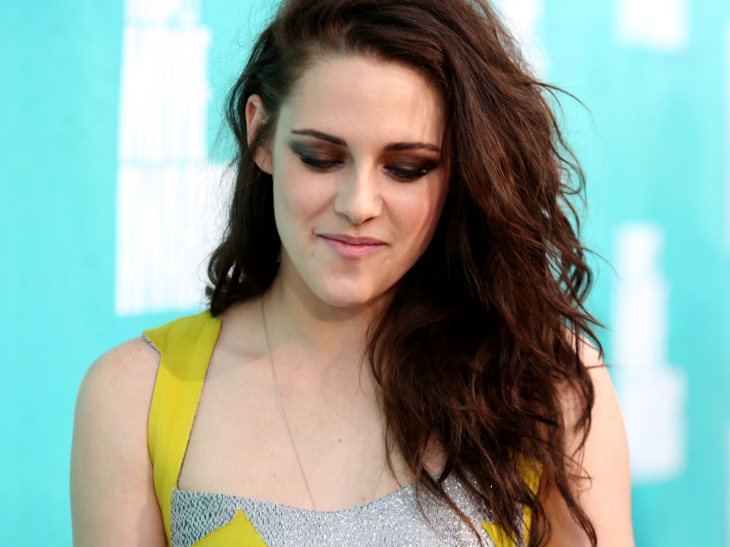 Американская актриса Кристен Стюарт улыбается