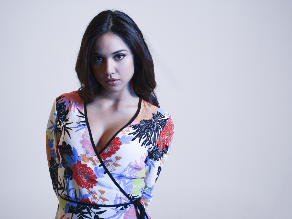 Американская актриса Саммер Бишил фото на сером фоне