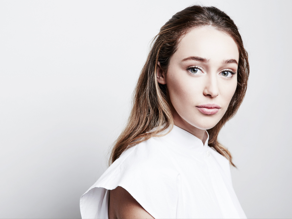 Красивая актриса Алисия Дебнем-Кэри в белом