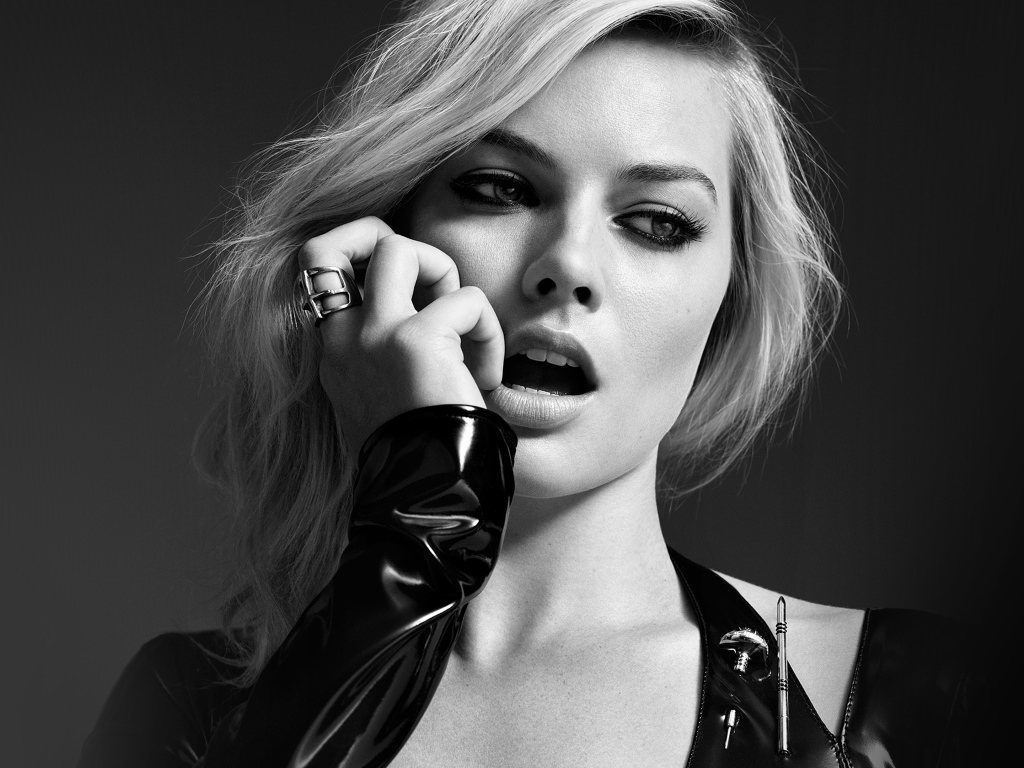 Красивая актриса Марго Робби, черно-белое фото