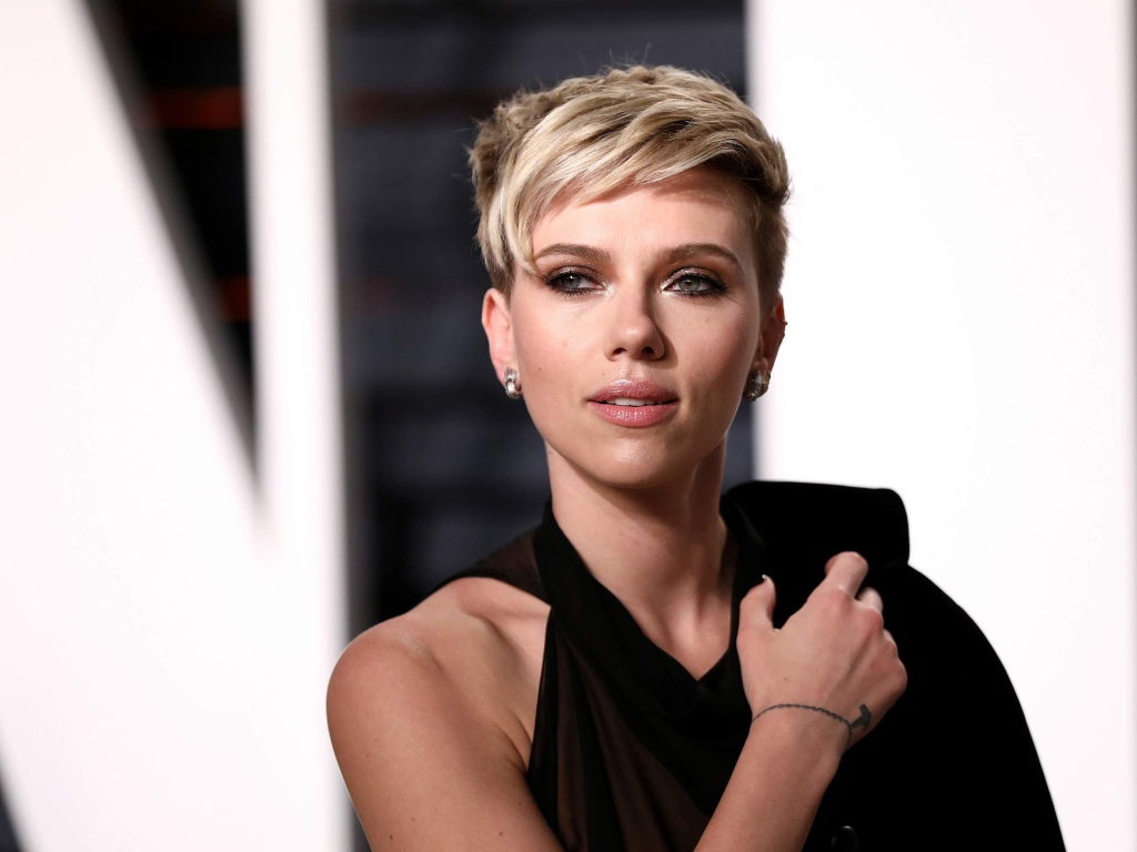 Красивая актриса Скарлетт Йоханссон с короткой стрижкой