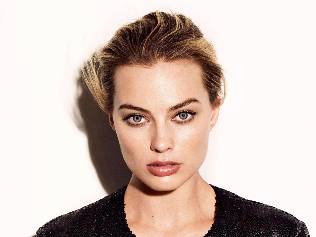 Красивая блондинка, актриса Марго Робби на белом фоне