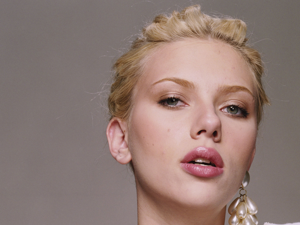 Красивая блондинка, актриса Скарлетт Йоханссон