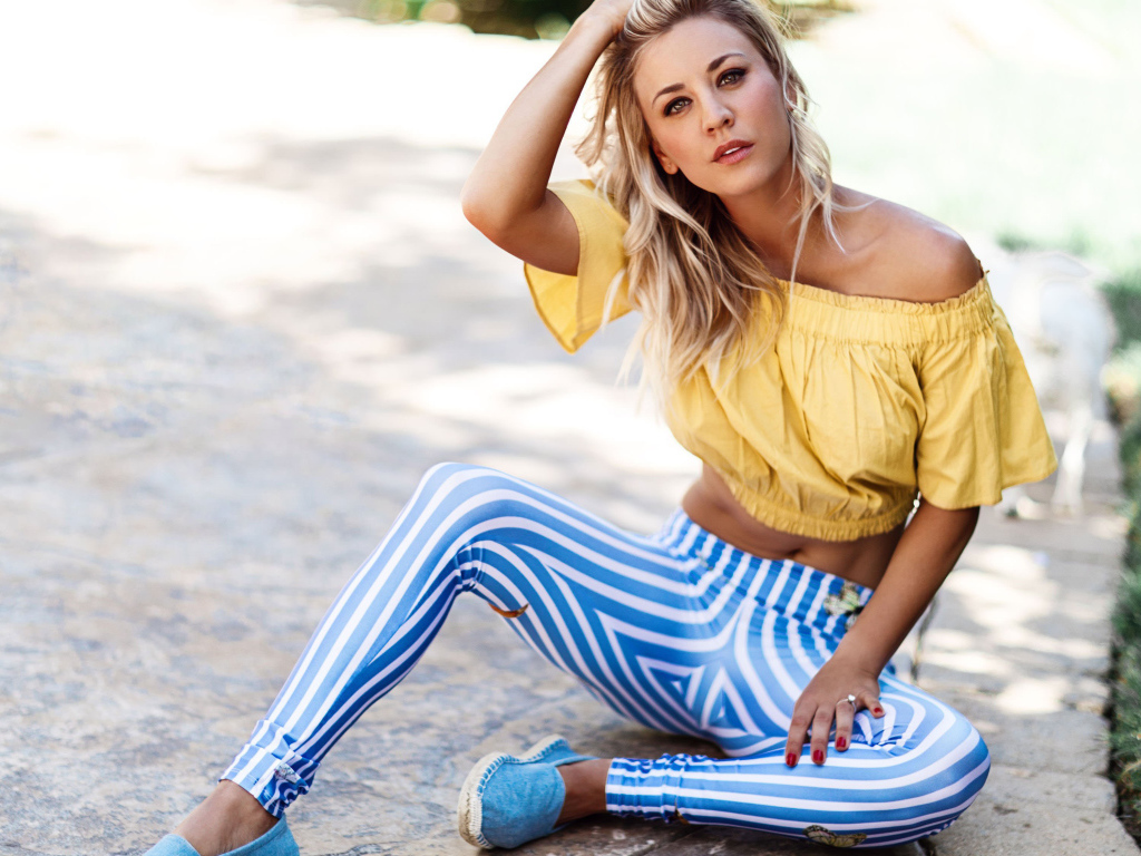 Красивая блондинка в полосатых брюках, актриса Кейли Куоко