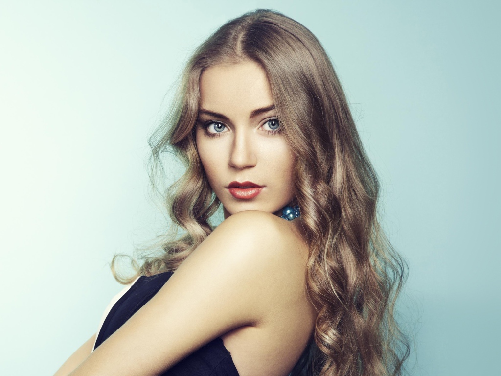Красивая голубоглазая девушка, актриса Арина Постникова