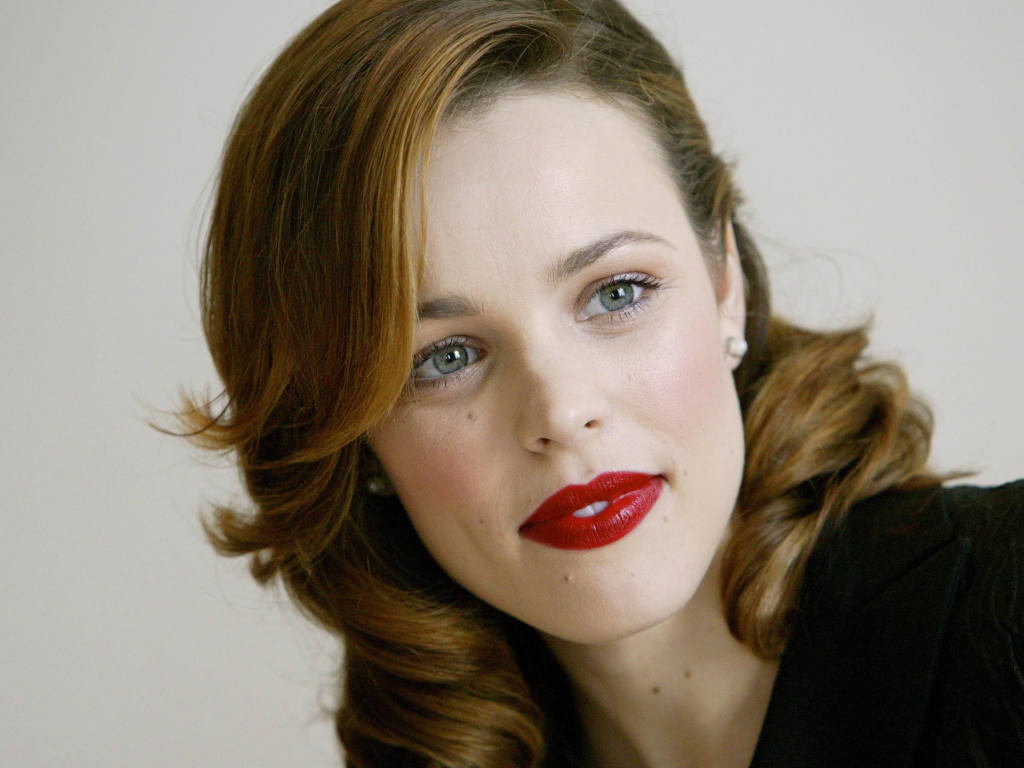 Красивая яркая актриса Рэйчел Макадамс на сером фоне