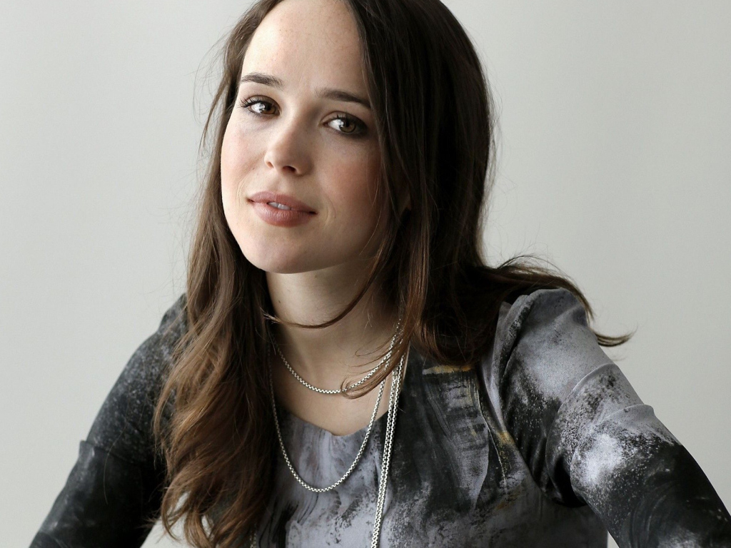 Красивая шатенка, актриса Эллен Пейдж фото на сером фоне