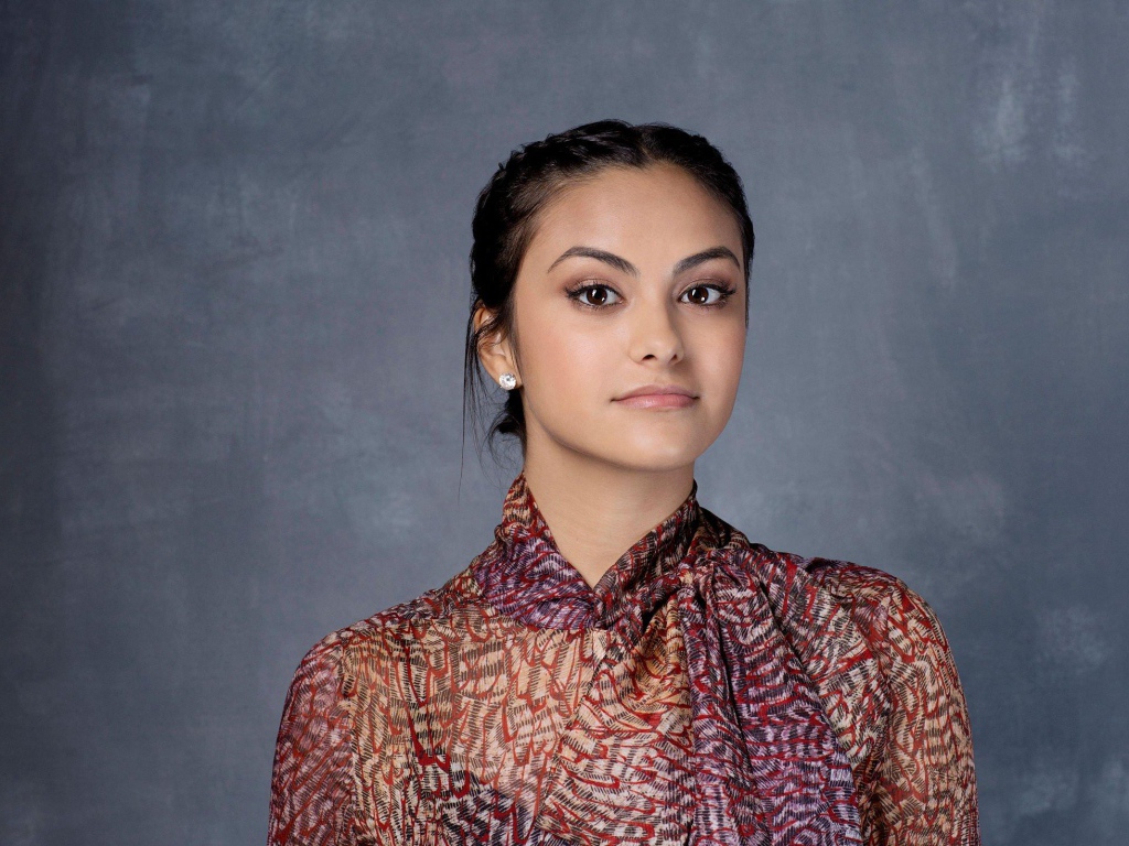 Красивая девушка, актриса Камила Мендес на сером фоне