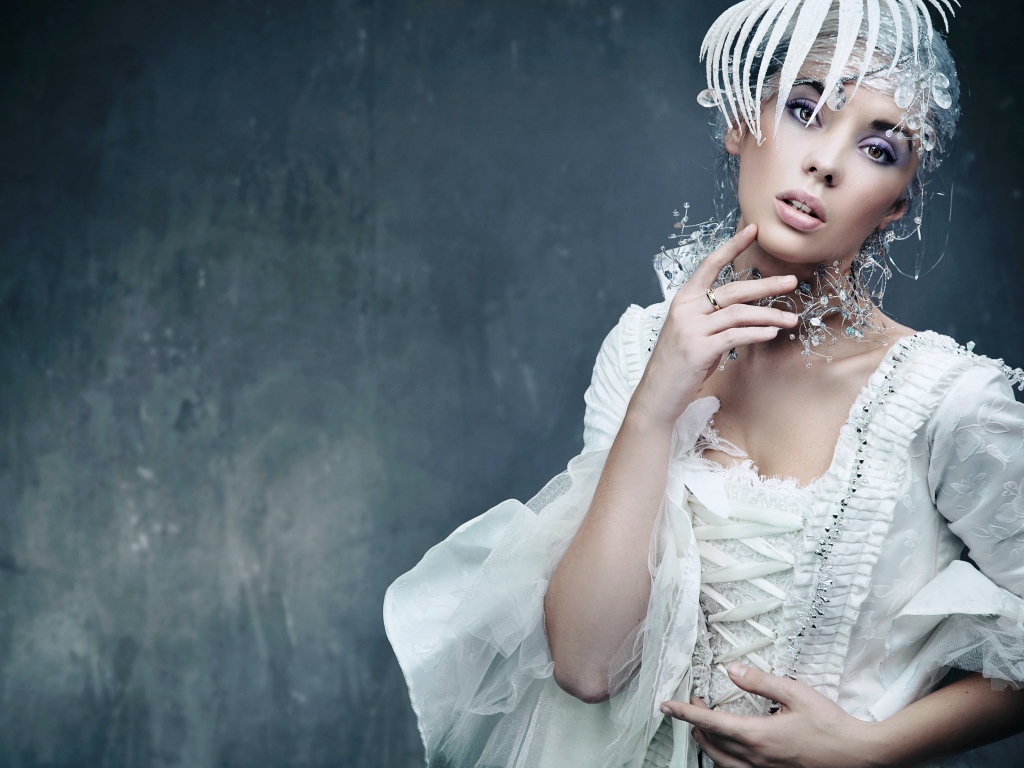 Красивая девушка невеста в старинном платье 