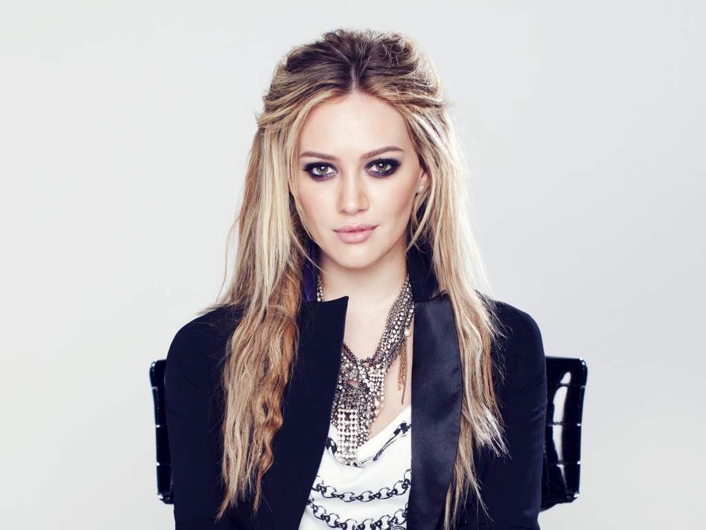 Красивая длинноволосая актриса Хилари Дафф