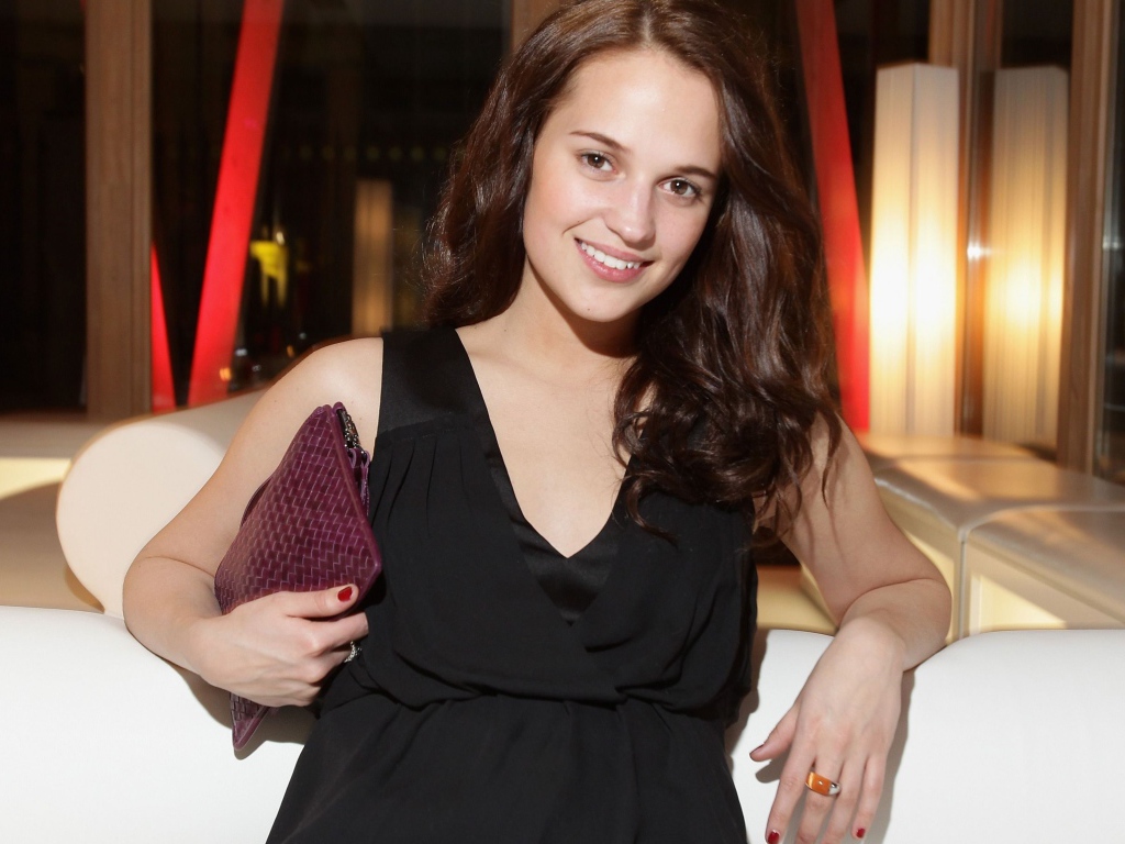 Красивая улыбающаяся девушка, актриса Алисия Викандер