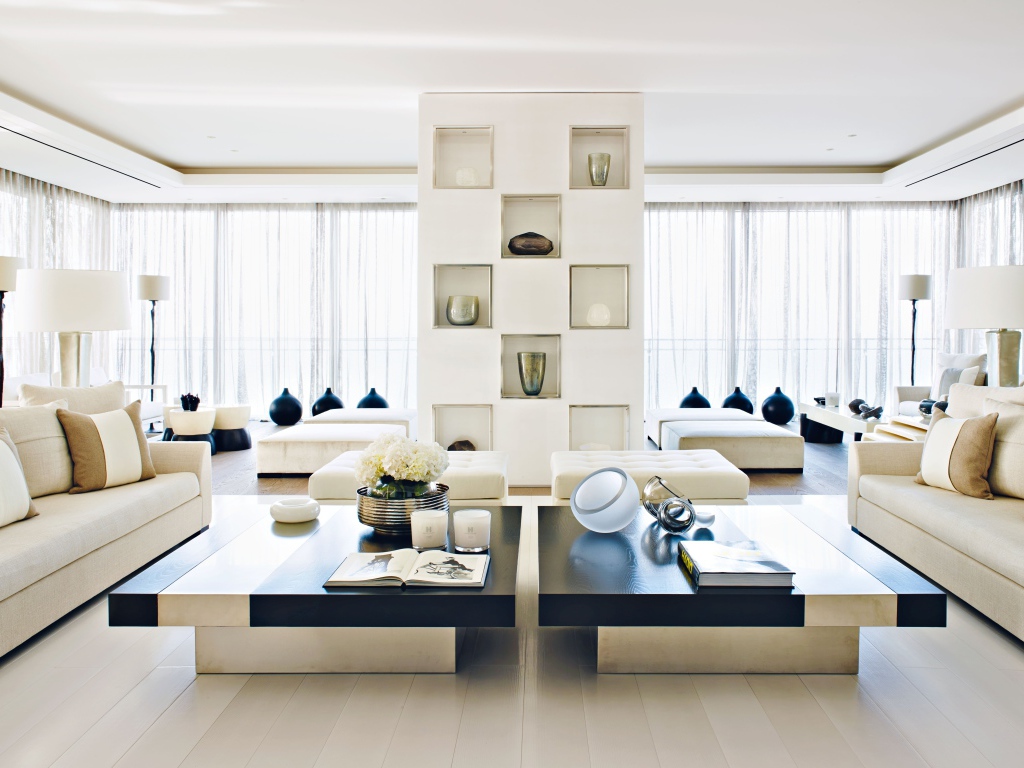 Красивая широкая гостиная с диванами