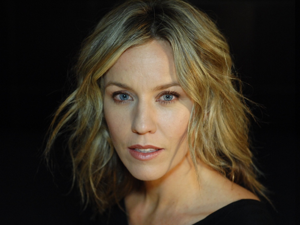 Голубоглазая блондинка, австралийская актриса Симона Макаллай