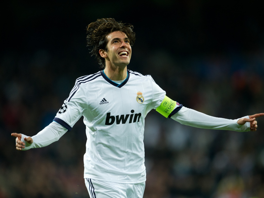 Бразильский футболист Кака радуется на поле