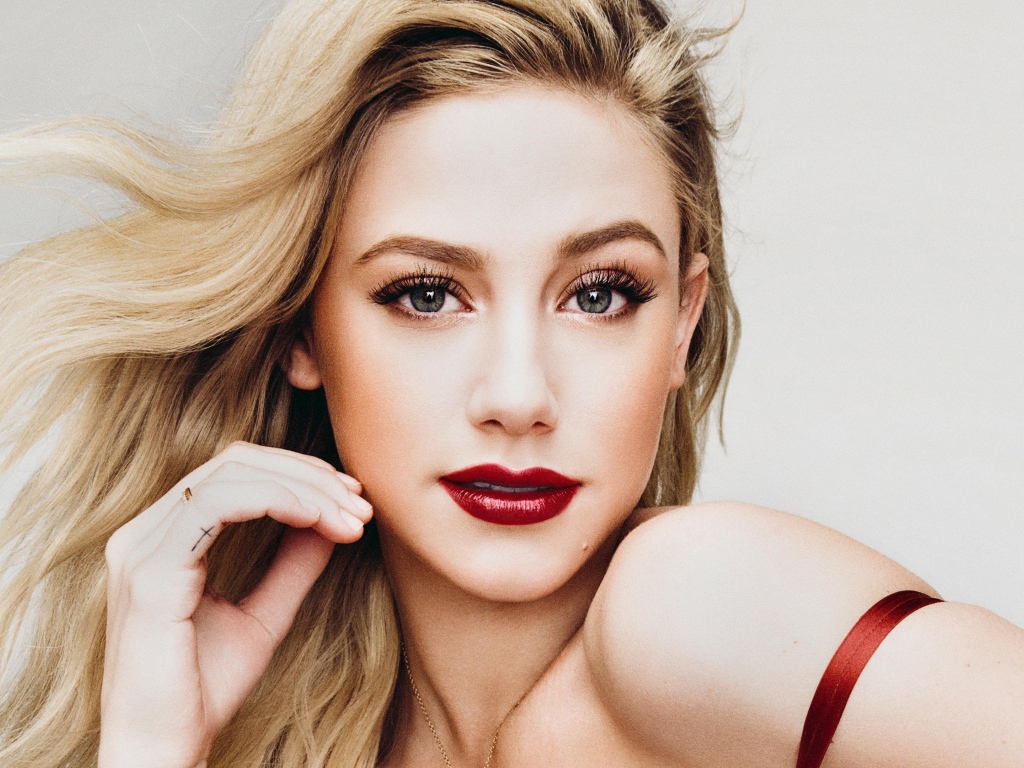 Яркая блондинка, актриса Лили Рейнхарт