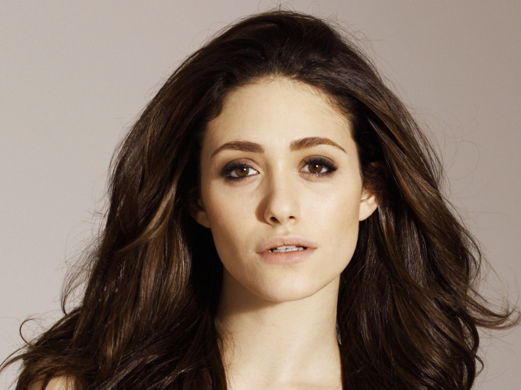 Кареглазая девушка брюнетка, актриса Эмми Россам