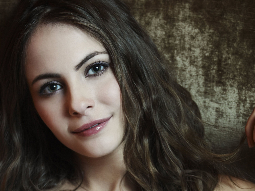 Брюнетка с красивыми глазами, актриса Уилла Холланд
