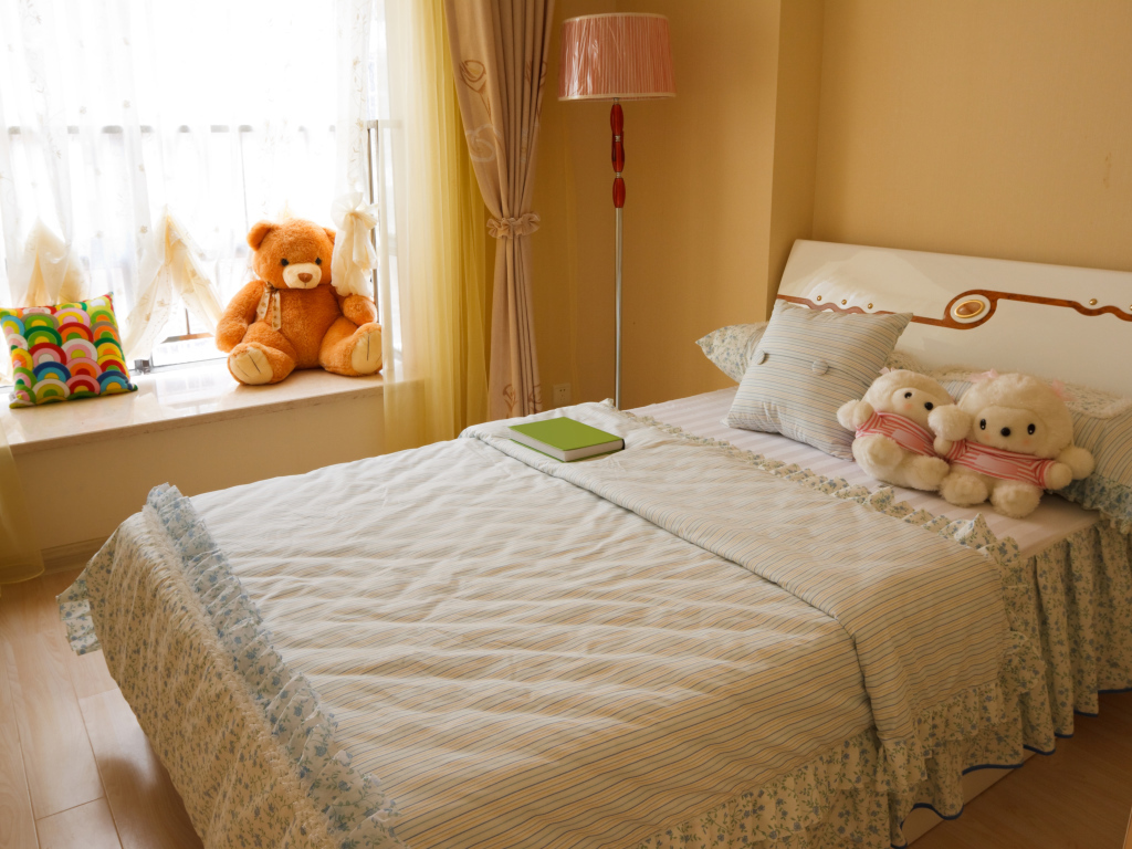 Детская комната с большой кроватью и мягкими игрушками