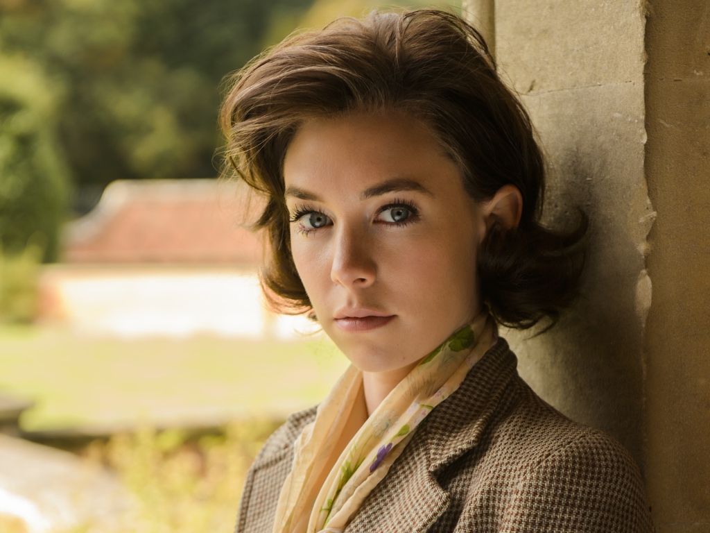 Английская актриса Ванесса Кирби стоит у стены