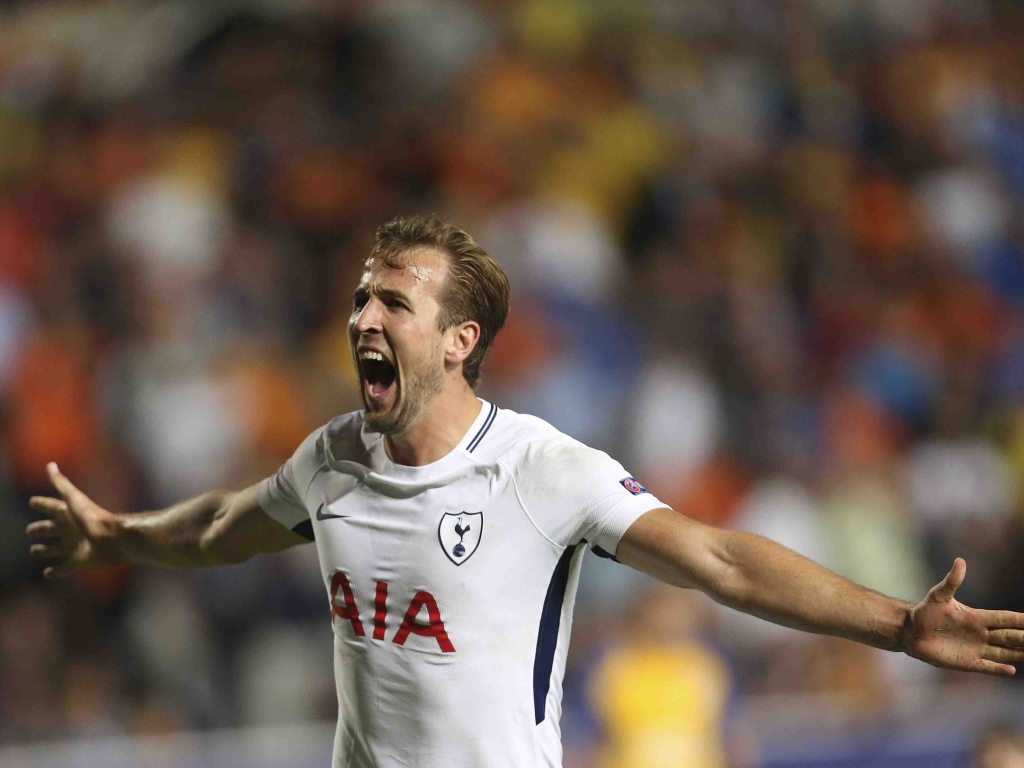 Английский футболист Гарри Кейн радуется победе