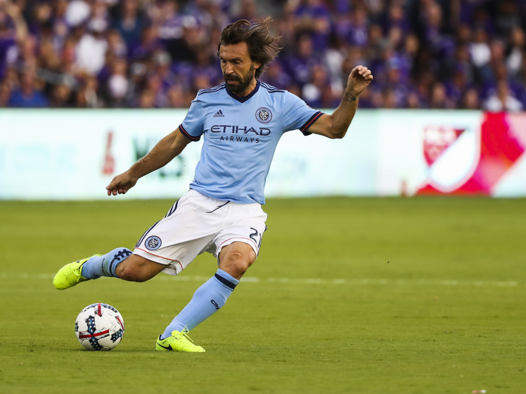 Футболист Андреа Пирло на поле с мячом