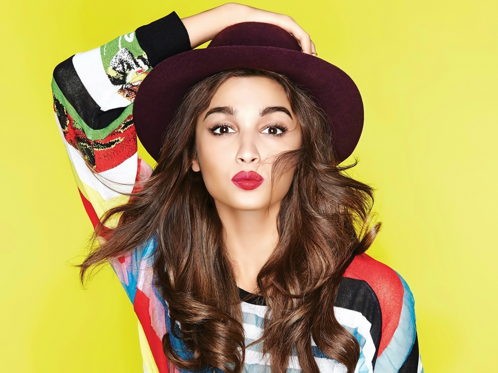 Индийская актриса Алиа Бхатт на желтом фоне