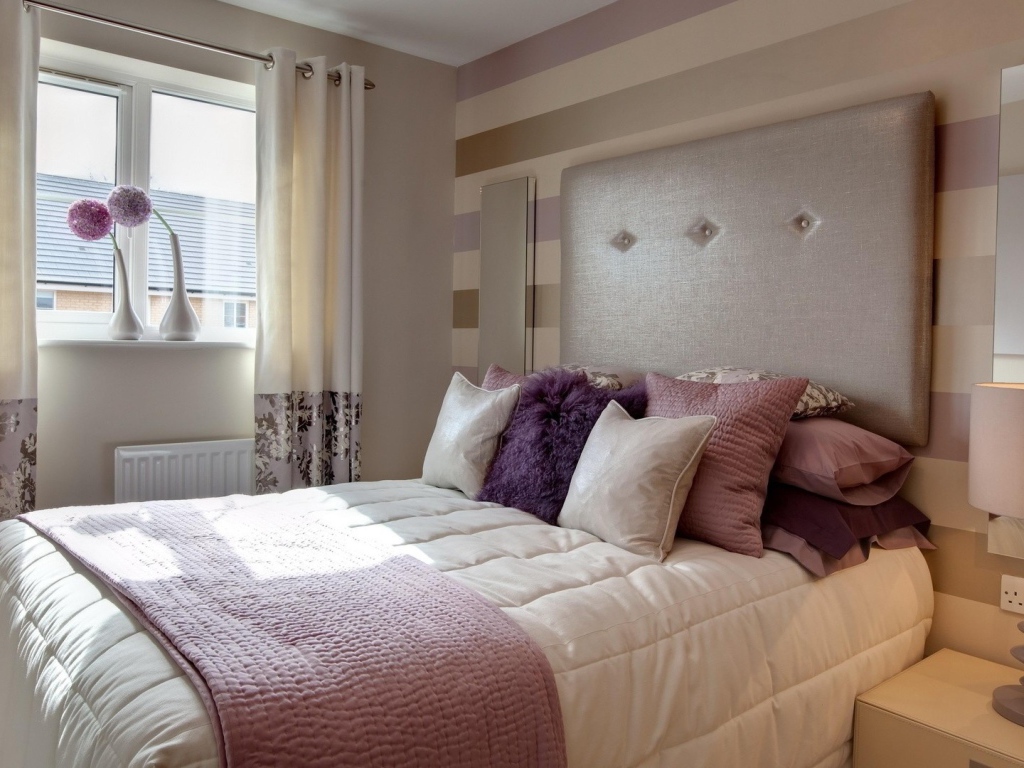 Большая кровать с подушками в спальне 