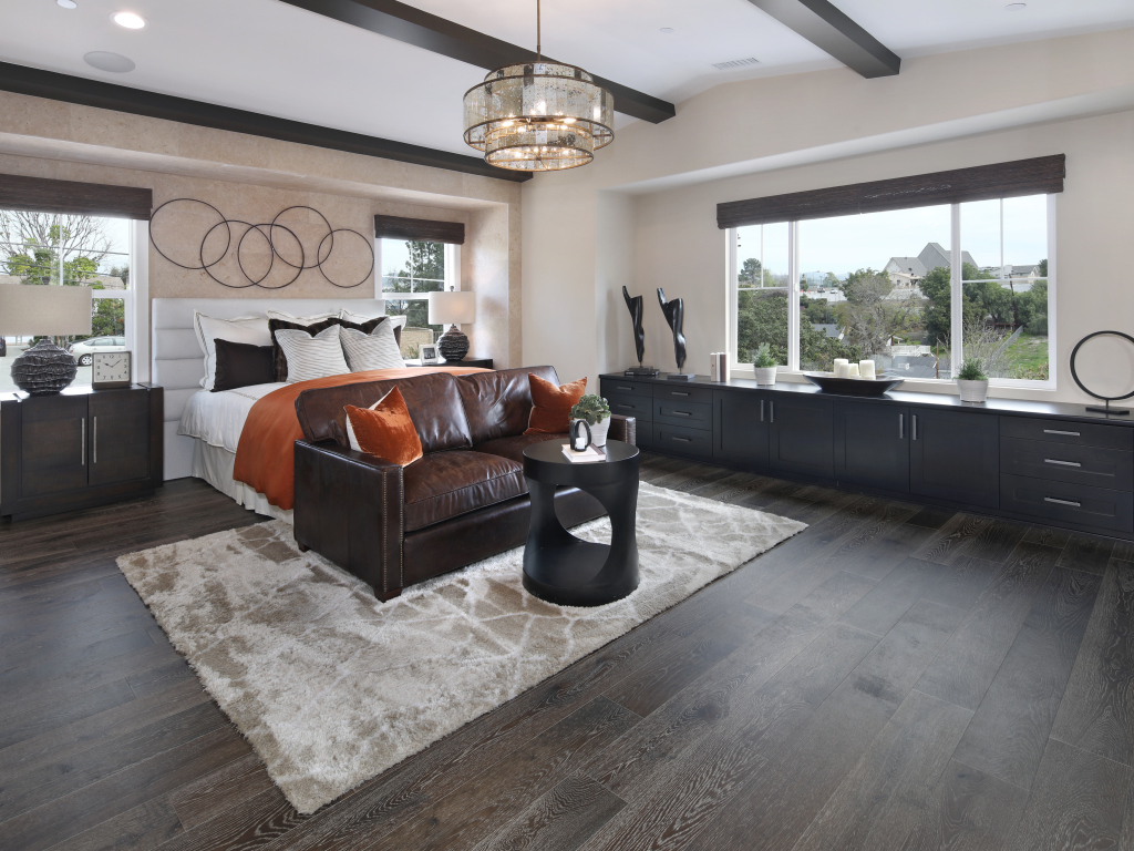 Большая спальная комната с кожаным диваном