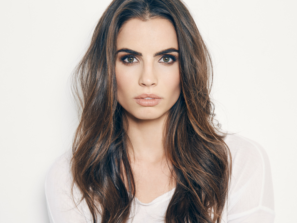 Длинноволосая американская актриса Хилти Боуэн