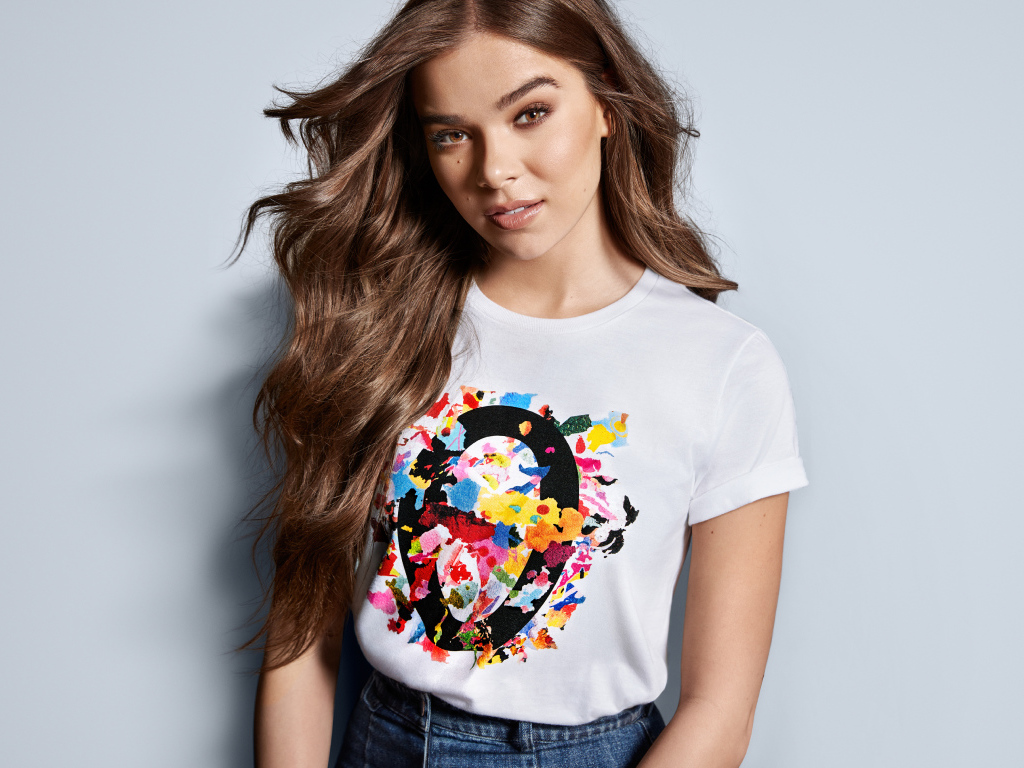 Длинноволосая шатенка, актриса Хейли Стейнфилд