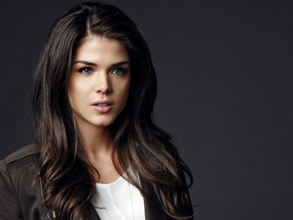 Длинноволосая брюнетка актриса Мария Авгеропулос