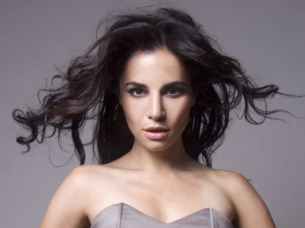 Мексиканская актриса Марта Игареда на сером фоне