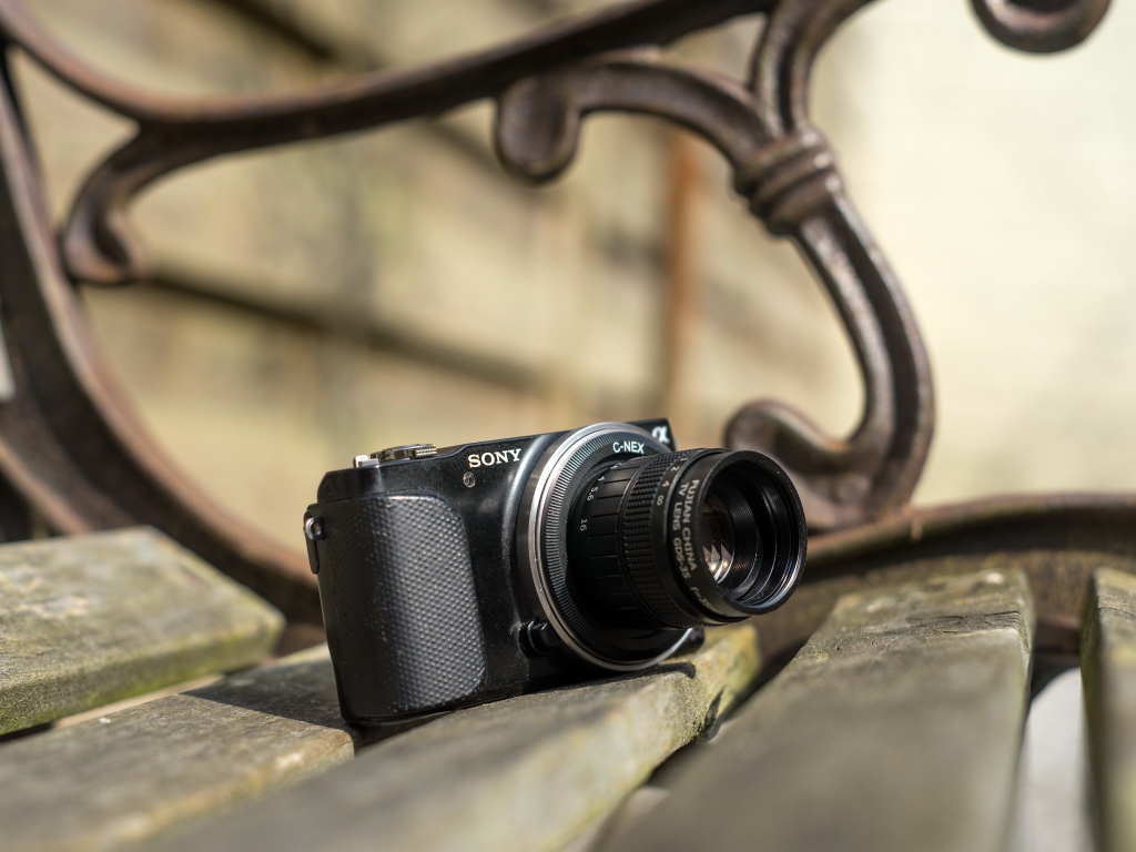 Старый фотоаппарат SONY на деревянной лавке