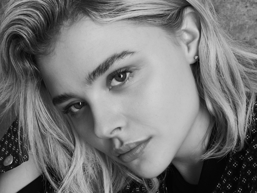 Популярная актриса Хлоя Грейс Морец черно- белое фото