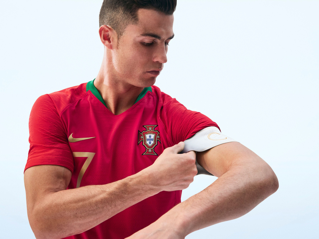 Популярный футболист Криштиану Роналду поправляет форму